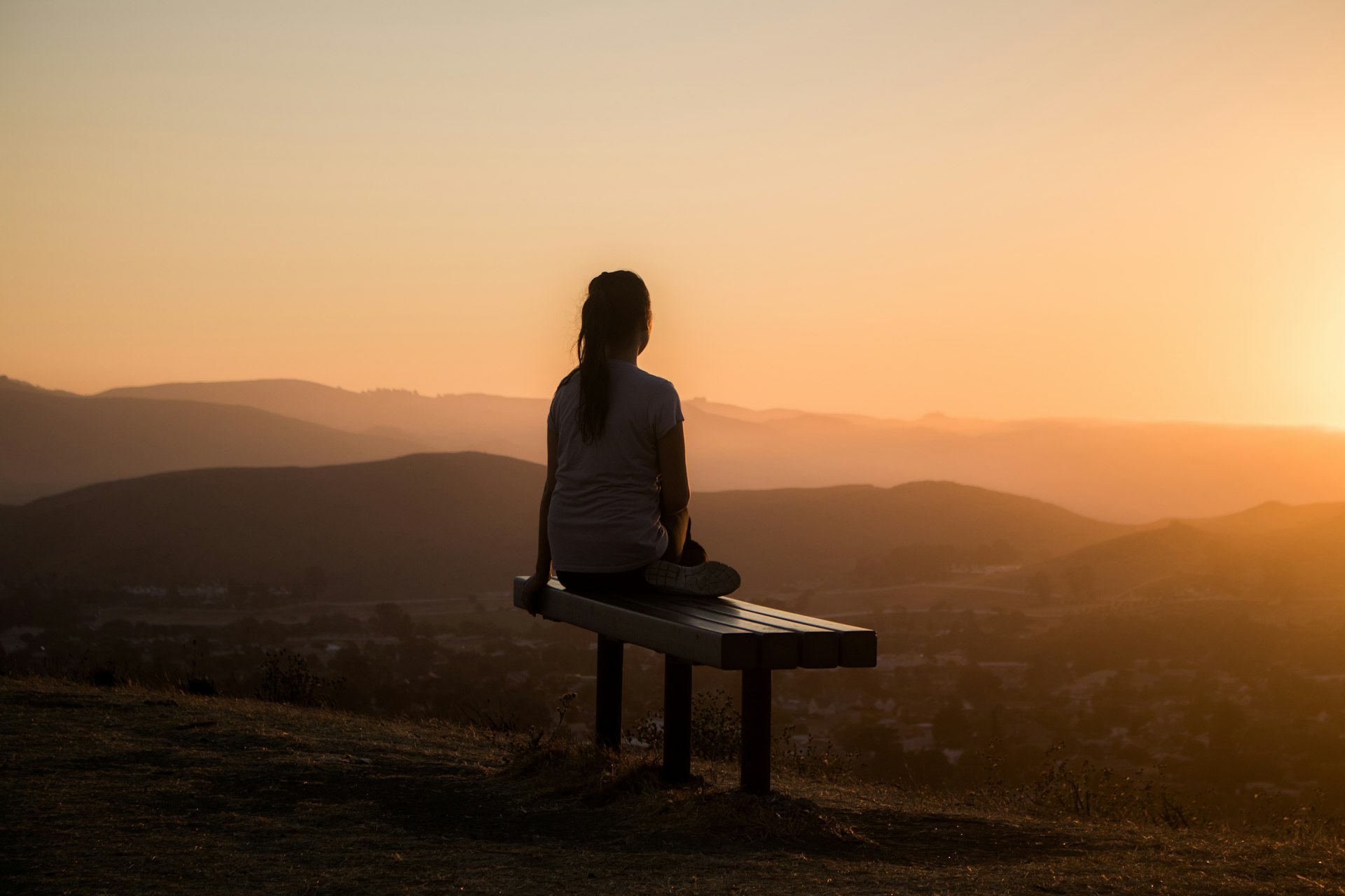Mujer meditando para escuchar su interior