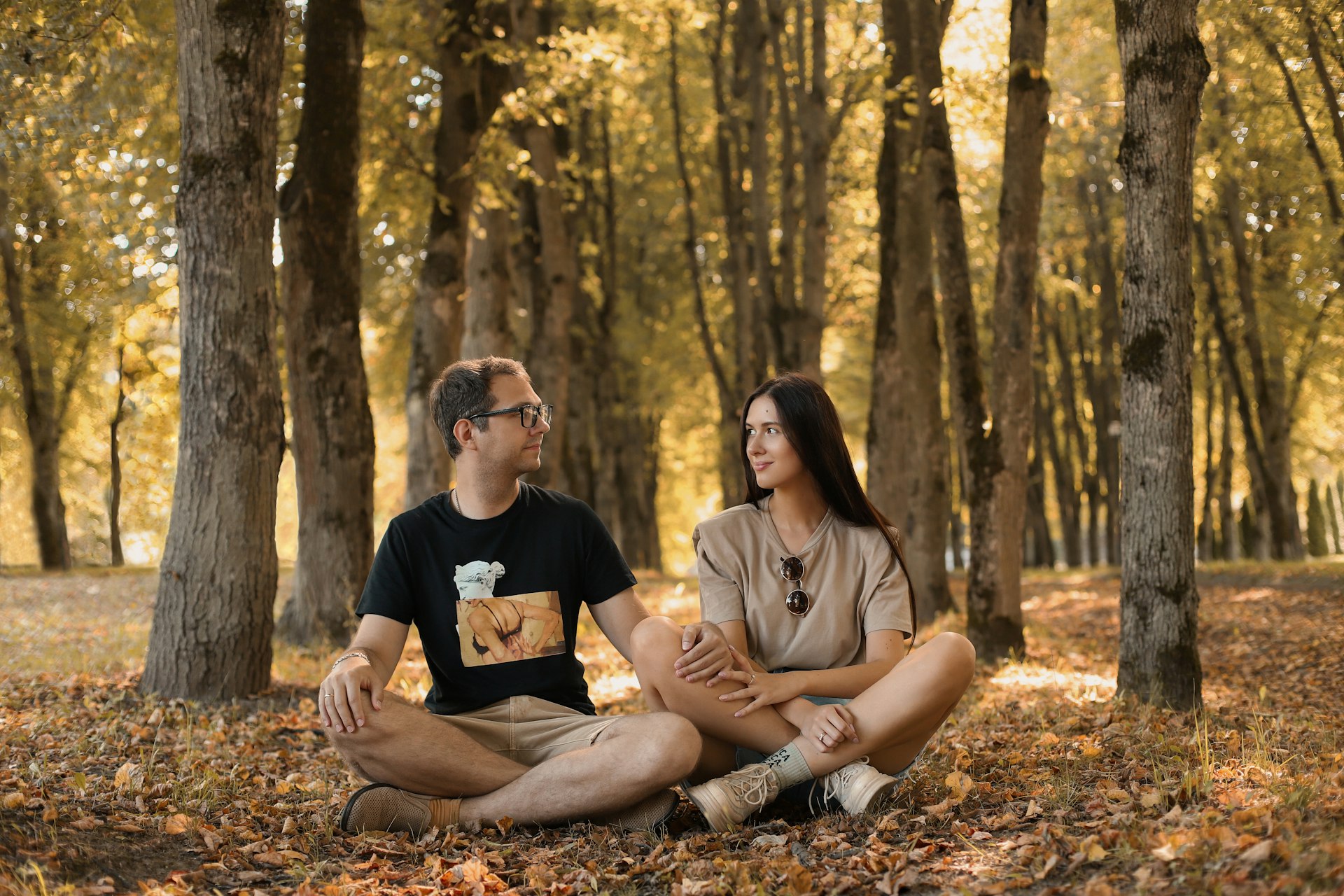 Pareja de enamorados sanando su relación con meditación
