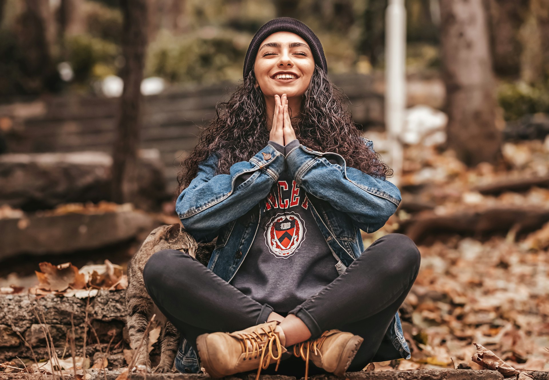 Persona practicando meditación adaptada a su tipo de personalidad