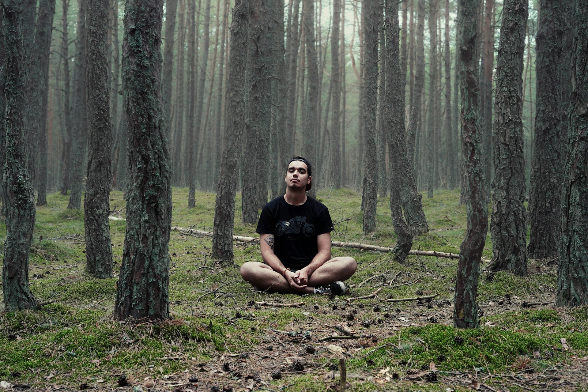 Hombre en el bosque haciendo una meditación personalizada sin app genérica